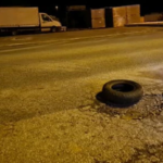 Novi "izum" u Banjaluci - automobilskom gumom zakrpljena rupa na putu