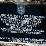 Oštećena spomen-ploča postavljena u znak sjećanja na Mladića
