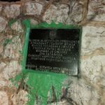 Ponovo oskrnavljena spomen ploča na Vracama - komunalci već očistili farbu