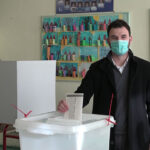 Kandidat SNSD-a za gradonačelnka Prijedora Slobodan Javor glasao je danas na prijevremenim izborima u ovom gradu.