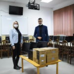 Grad donirao informatičku opremu školi u Omarskoj (FOTO)