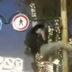 Pogledajte snimak: Albanac skidao srpsku zastavu pa sletio sa bandere (VIDEO)