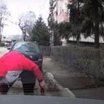 OVAJ VIDEO ĆE VAS ŠOKIRATI! Muškarac u Sarajevu krade dijelove automobila usred bijela dana (VIDEO)