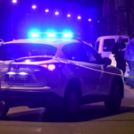 NEVIĐENA SCENA Automobilom preletio ogradu od dva metra, udario u banderu, pa uletio u dvorište (VIDEO)