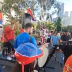 Srbi okupirali Melburn: Veselje i kolo ispred hotela u kojem je Novak (VIDEO)