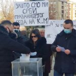 Protest Srba na trgu u Kosovskoj Mitrovici