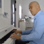 NE MARI ZA SANKCIJE: Tegeltija odsvirao „romantični piano kover“(VIDEO)