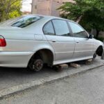 "Tu kamen da ostaviš na trotoar, neko bi ga ukrao" Čovjeku SKINULI TOČKOVE SA AUTA, a onda se ispostavilo da nije jedini (FOTO)