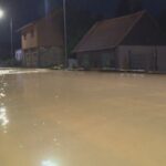 Prijedor: Voda prodrla u kuće, poplavljen put prema Kozarskoj Dubici (VIDEO)