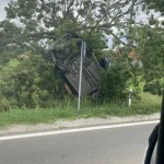 Nesvakidašnja nesreća: Ford završio u krošnji drveta, prolaznici u šoku (FOTO)