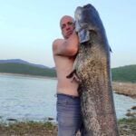 TROFEJ: Dva Trebinjca u Bilećkom jezeru ulovila soma od 50 kilograma