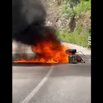 Udario u automobil: Motocikl izgorio kod Foče, vozač teško povrijeđen (VIDEO)