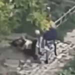 Muškarac udara u glavu ženu kojoj je dete u naručju. Ona pada na beton i jauče (VIDEO)