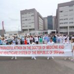 Pružili podršku ministru Šeraniću: Zdravstveni radnici se okupili ispred UKC Srpske, razvukli parolu na engleskom jeziku (VIDEO, FOTO)