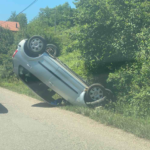 AUTO ZAVRŠIO NA KROVU Sletio s puta na Saračici (FOTO)