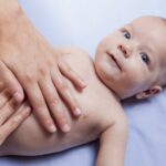 Šta uzrokuje grčeve kod beba i kako ih ublažiti?