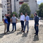 Gradonačelnik obišao radove na uređenju eksterijera oko boračkih zgrada na Pećanima (VIDEO)