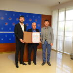 Gradonačelniku uručena zahvalnica za nesebičnu pomoć Prijedora srpskom narodu i djeci na KiM (VIDEO)