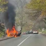 Zapalio se auto usred vožnje: Pukom srećom izbjegnuta tragedija (FOTO)