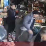 UZNEMIRUJUĆE! Muškarac pretukao ženu na tržnici, narod stoji i gleda
