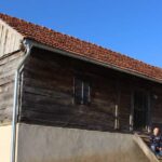 U ovoj kući živjelo je 11 čeljadi: Sjetna priča o drvenom domu Milića Bundala iz Devetaka kod Novog Grada (FOTO)