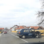 "Golf" uništen, na licu mjesta i Hitna pomoć (FOTO)
