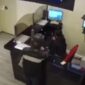 „LJUBAZNI“ LOPOV OTUĐIO 2.700 KM, PA SE ZAHVALIO Objavljen snimak pljačke kladionice u Prijedoru (VIDEO)