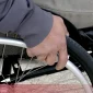 Kozarska Dubica: Invalida oborio iz kolica i pretukao šakama i nogama