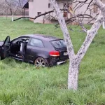 Sudar dva automobila, audi završio u voćnjaku