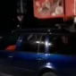 Nevjerovatna glupost: Mladića provozali na krovu automobila ispred džamije (VIDEO)