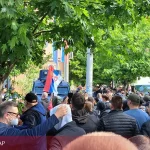 Više stotina Srba ispred opštinskih zgrada, traže povlačenje tzv. kosovske policije (VIDEO)