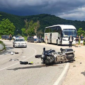 TEŠKA NESREĆA U prevrtanju motocikla jedna osoba povrijeđena, saobraćaj obustavljen
