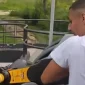 Mladić bacio trotinet u rijeku (VIDEO)