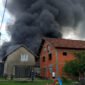 VATRA “GUTA” KUĆU Požar u prijedorskom naselju, vatrogasci na terenu (FOTO)