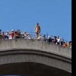 Za dlaku izbjegao čamac: Skok sa Starog mosta u Mostaru umalo završio tragično (VIDEO)
