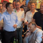 "Ne može nam niko ništa" Dodik na zboru zapjevao pod šatorom, a Đajić prateći pravio atmosferu (VIDEO)