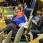 (FOTO) “Niko na svijetu neće je uzeti” Vučić u Generalnoj skupštini UN ogrnut srpskom trobojkom