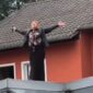 (FOTO) Ćana napravila haos u porti hrama: Pjevačica se POPELA NA KROV I ZAPJEVALA, publika u transu