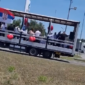 (VIDEO) KRASILA GA SRPSKA ZASTAVA Svatovi stigli na kamionu, društvo pravila i muzika