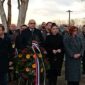 (FOTO) “Rana koja nikada neće zarasti” Banjac sa delegacijom NPS položio vijenac u Donjoj Gradini povodom Međunarodnog dana Holokausta