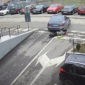 (VIDEO) ZGAZIO JE, PA POBJEGAO Mercedesom u Zvorniku udario ženu, kamere snimile nesreću