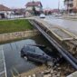 (FOTO) Filmska potjera u Bijeljini: Vozač “pasata” ZAVRŠIO U RIJECI nakon bijega od policije, komadi stakla rasuti su svuda okolo