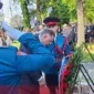 U Gradišci je u toku obilježavanje 30 godina od pogroma nad 15.000 Srba iz Zapadne Slavonije u hrvatskoj akciji “Bljesak”, kada je ubijeno najmanje 263 Srba, među kojima 12 djece.