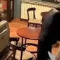 Branko, molim te: Uznemirujući snimci, pripadnik Žandarmerije pretukao ženu u kafiću (VIDEO)