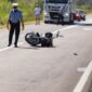 (FOTO) Saobraćajka na putu Prijedor-Novi Grad: U sudaru motocikla i traktora povrijeđena jedna osoba