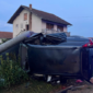 (FOTO) Karambol na putu: Automobilom SLETIO I UDARIO U BANDERU kod Prijedora, vozača izvlačili vatrogasci