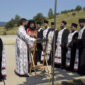 (FOTO) “Nikog ne mrzimo, ČEKAMO PRAVDU” Služen parastos u Bosanskom Petrovcu za stradale na Petrovačkoj cesti u u hrvatskoj akciji “Oluja”