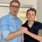 (FOTO) “UPRAVO NAPUŠTA BOLNICU” Vučić objavio fotografiju sa Glišićem, ministar stao na noge poslije moždanog udara