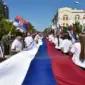Razvijena zastava duga 120 metara ispred Palate Republike