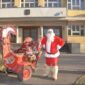 Djed Mraz na prijedorskim ulicama: novogodišnja čarolija stigla među najmlađe